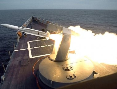 SM-1MR και SM-2MR: Το ΠΝ αποκτά σοβαρές δυνατότητες αντιαεροπορικής άμυνας περιοχής (βίντεο)